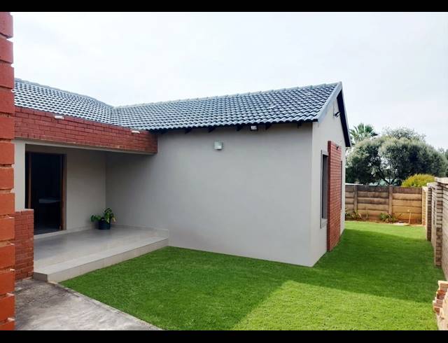 4 BEDROOM FREESTANDING FOR SALE IN HEUWELOORD